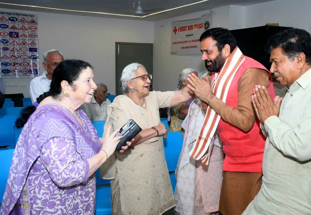 सीएम नायब सिंह सैनी नेदीपावली बेहद व्यक्तिगत अंदाज में मनाई, कुरुक्षेत्र‑लाडवा की जनता से मिलकर दी शुभकामनाएँ 12 सीएम नायब सिंह सैनी नेदीपावली बेहद व्यक्तिगत अंदाज में मनाई, कुरुक्षेत्र‑लाडवा की जनता से मिलकर दी शुभकामनाएँ