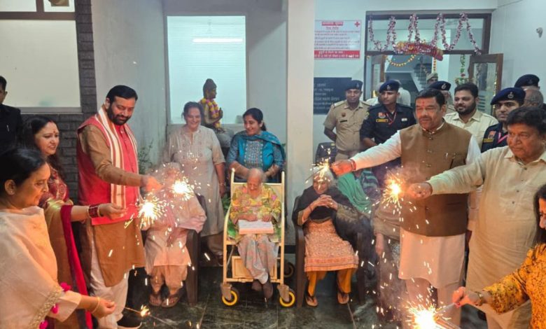 हरियाणा के सीएम नायब सिंह सैनी ने पत्नी के साथ वृद्ध आश्रम में मनाई दिवाली, फुलझड़ी-पटाखे छोड़े