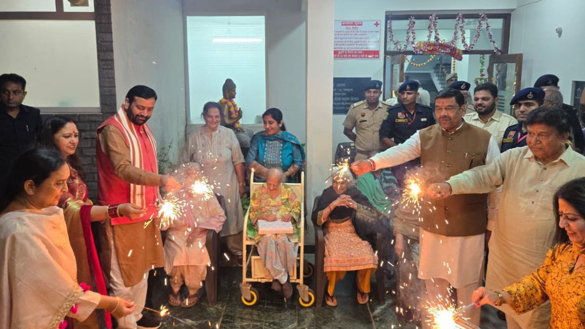 हरियाणा के सीएम नायब सिंह सैनी ने पत्नी के साथ वृद्ध आश्रम में मनाई दिवाली, फुलझड़ी-पटाखे छोड़े