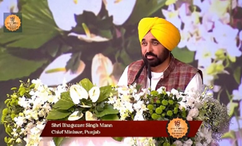 आनंदपुर साहिब में आयोजित ‘सर्व धर्म-सम्मेलन' में विभिन्न धर्मों के नुमाइंदों का भगवंत मान ने किया स्वागत