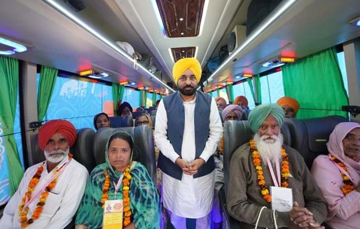मुख्यमंत्री भगवंत सिंह मान ने श्रद्धालुओं को अमृतसर ले जाने वाली बसों के पहले जत्थे को हरी झंडी दिखाई