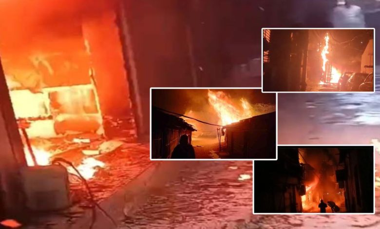 दिल्ली के रिठाला मेट्रो स्टेशन के पास भीषण आग, 400-500 झुग्गियां जलकर खाक, 1 की मौत