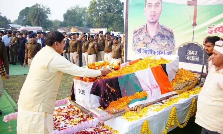 मुख्यमंत्री डॉ. मोहन यादव ने शहीद आशीष शर्मा को दी श्रद्धांजलि