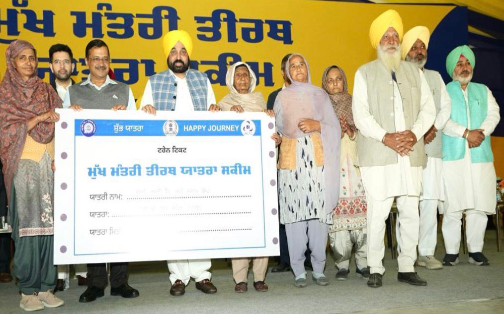 मान सरकार बुजुर्गों की स्वर्ण मंदिर जाने की मन्नतें पूरी करने निकली: पंजाब से तीर्थ यात्रा का दूसरा काफिला रवाना