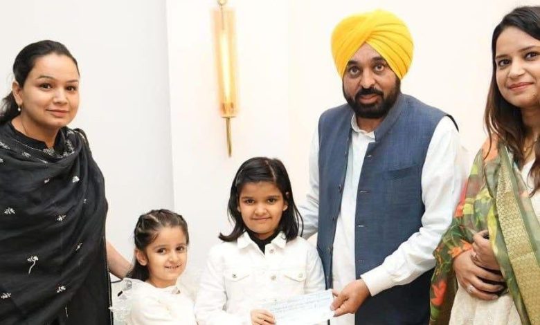 पंजाब: बच्चियों की पहली कमाई, बनी दूसरों की आशा: 7 और 6 वर्षीय बहनों ने वर्कशॉप की कमाई बाढ़ पीड़ितों को दान की, CM Mann ने की सराहना”