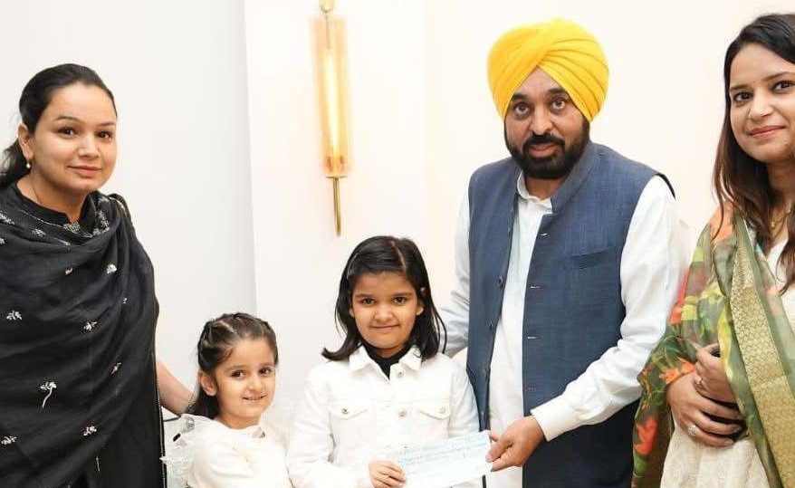 पंजाब: बच्चियों की पहली कमाई, बनी दूसरों की आशा: 7 और 6 वर्षीय बहनों ने वर्कशॉप की कमाई बाढ़ पीड़ितों को दान की, CM Mann ने की सराहना”