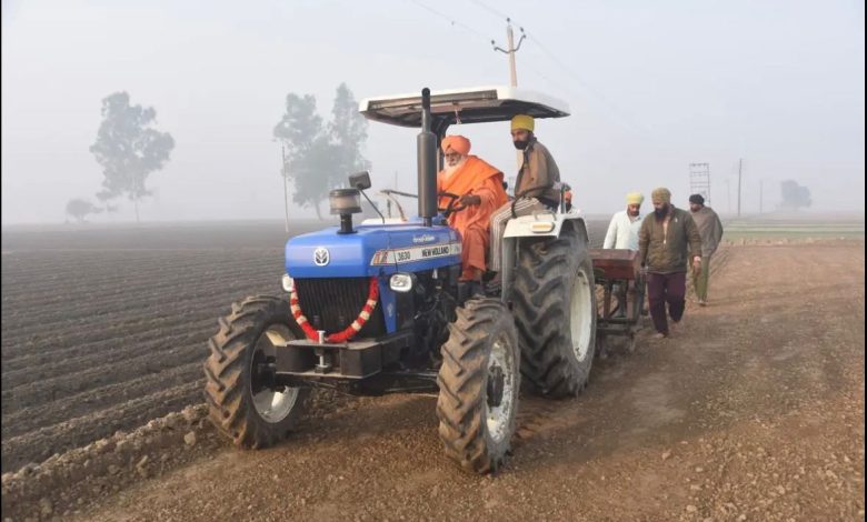 पंजाब: मिसाल बने आप सांसद! खुद ट्रैक्टर लेकर पहुंचे बाढ़ प्रभावित खेतों में, किसानों के साथ मिलकर बना रहे ज़मीन को खेती लायक