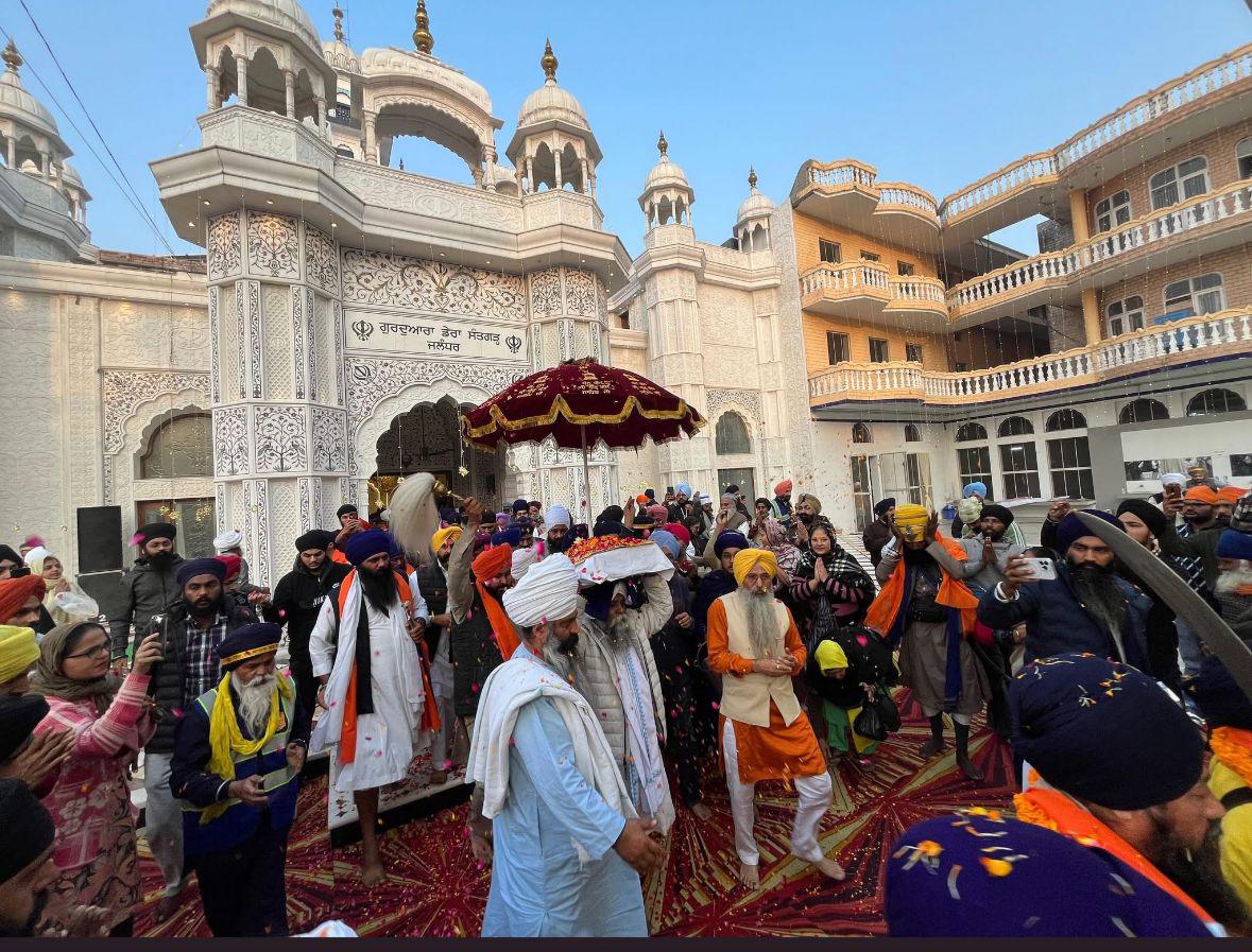 धर्म को राजनीति से ऊपर रखकर रचा इतिहास: मान सरकार ने 'हिन्द दी चादर' श्री गुरु तेग बहादुर जी के 350वें शहीदी दिवस पर पेश की धर्मनिरपेक्षता की अनूठी मिसाल 12 धर्म को राजनीति से ऊपर रखकर रचा इतिहास: मान सरकार ने 'हिन्द दी चादर' श्री गुरु तेग बहादुर जी के 350वें शहीदी दिवस पर पेश की धर्मनिरपेक्षता की अनूठी मिसाल