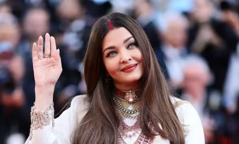 ऐश्वर्या राय ने धर्म और जाति पर दिया बड़ा बयान, पीएम मोदी के पैर छूकर जताई श्रद्धा