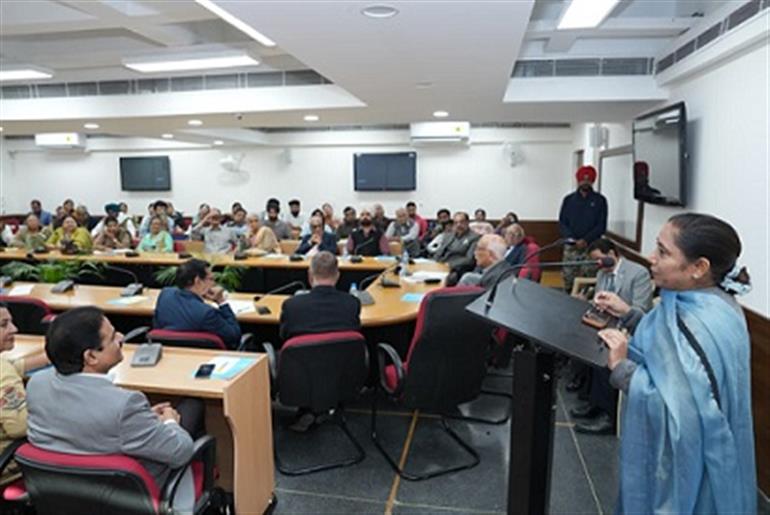 डॉ. बलजीत कौर ने एसओएसवीए के नेतृत्व वाली एनजीओ पहल की समीक्षा की 12 डॉ. बलजीत कौर ने एसओएसवीए के नेतृत्व वाली एनजीओ पहल की समीक्षा की