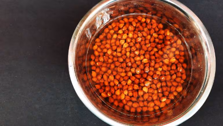 खाली पेट भीगे चने का पानी पीने के फायदे: हड्डियां बनें फौलादी, सेहत को मिलेंगे कई बेहतरीन लाभ