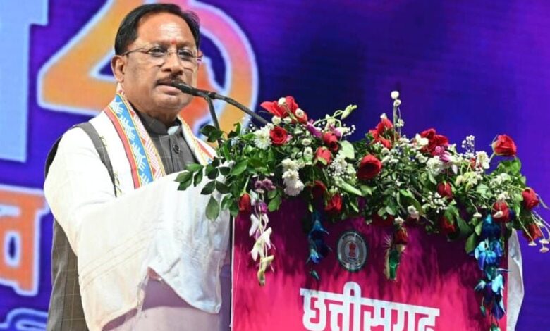 छत्तीसगढ़ के 25 वर्षों में विकास की नई गाथा, मुख्यमंत्री विष्णु देव साय ने पुलिस जवानों को वीरता पदक से सम्मानित किया