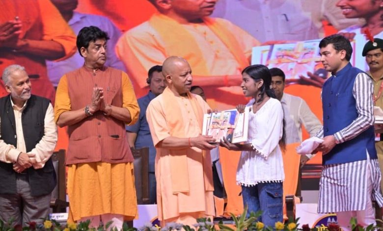 सीएम योगी आदित्यनाथ का संदेश: बच्चों को दी स्मार्टफोन कम, पुस्तकों में समय निवेश करने की सीख