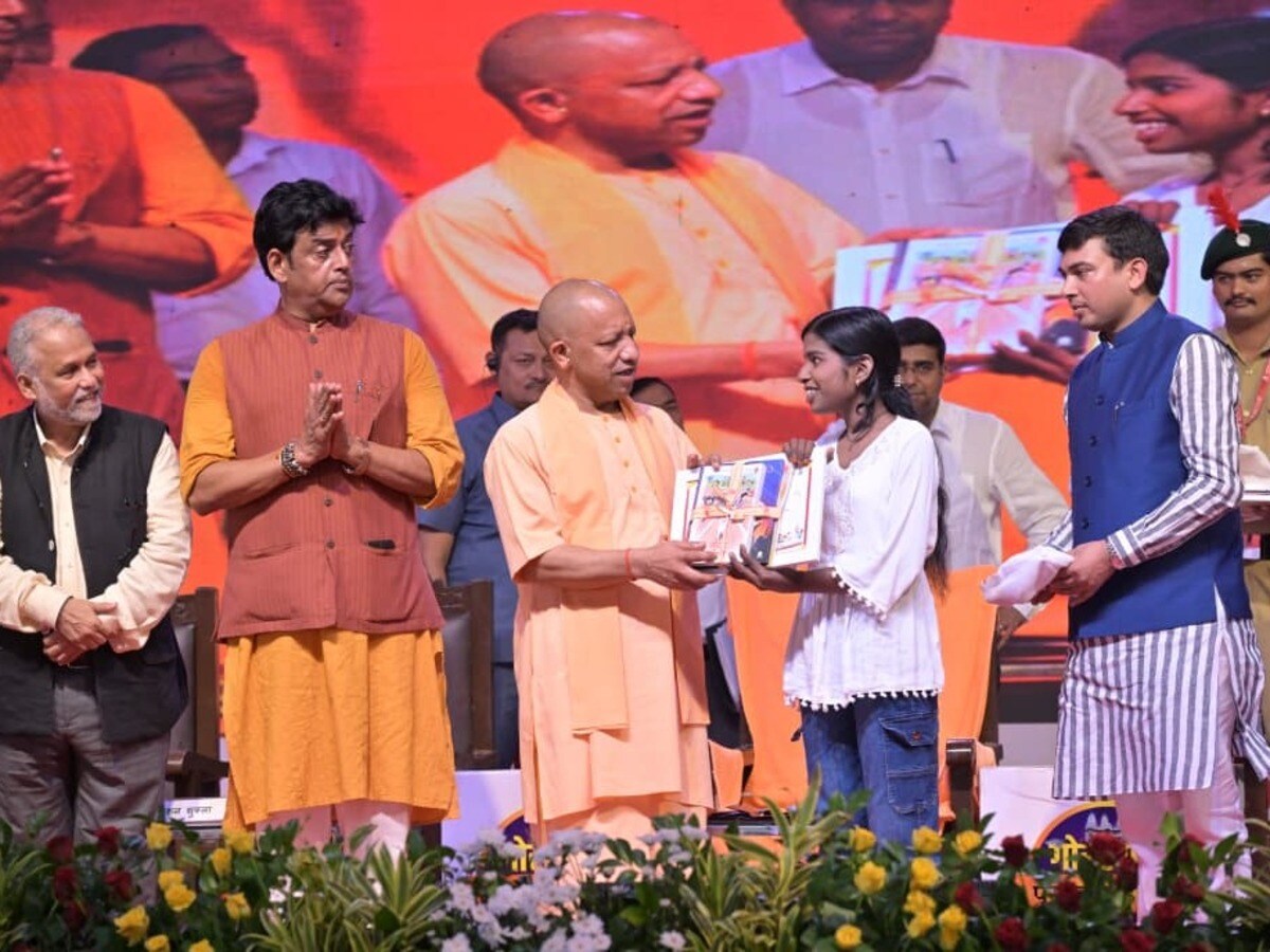 सीएम योगी आदित्यनाथ का संदेश: बच्चों को दी स्मार्टफोन कम, पुस्तकों में समय निवेश करने की सीख