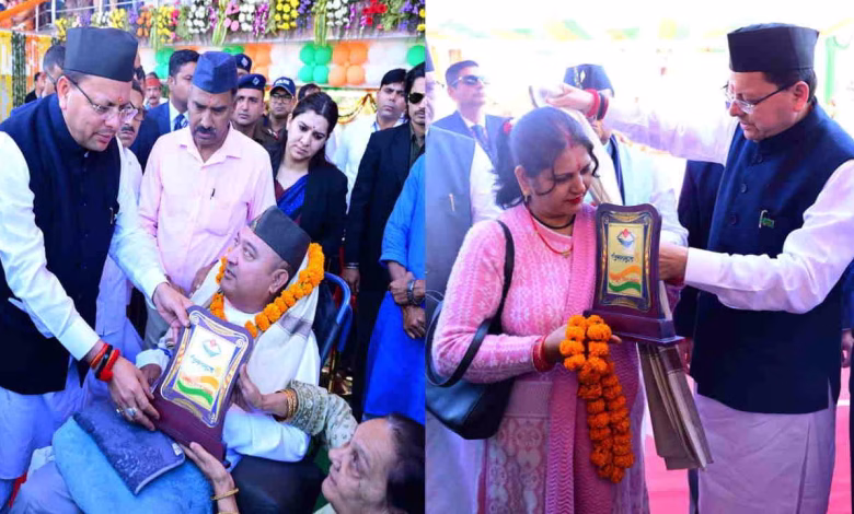 सीएम पुष्कर सिंह धामी ने राज्य आंदोलनकारियों और उनके परिजनों के लिए बढ़ाई पेंशन, हेलिकॉप्टर से पुष्प वर्षा की