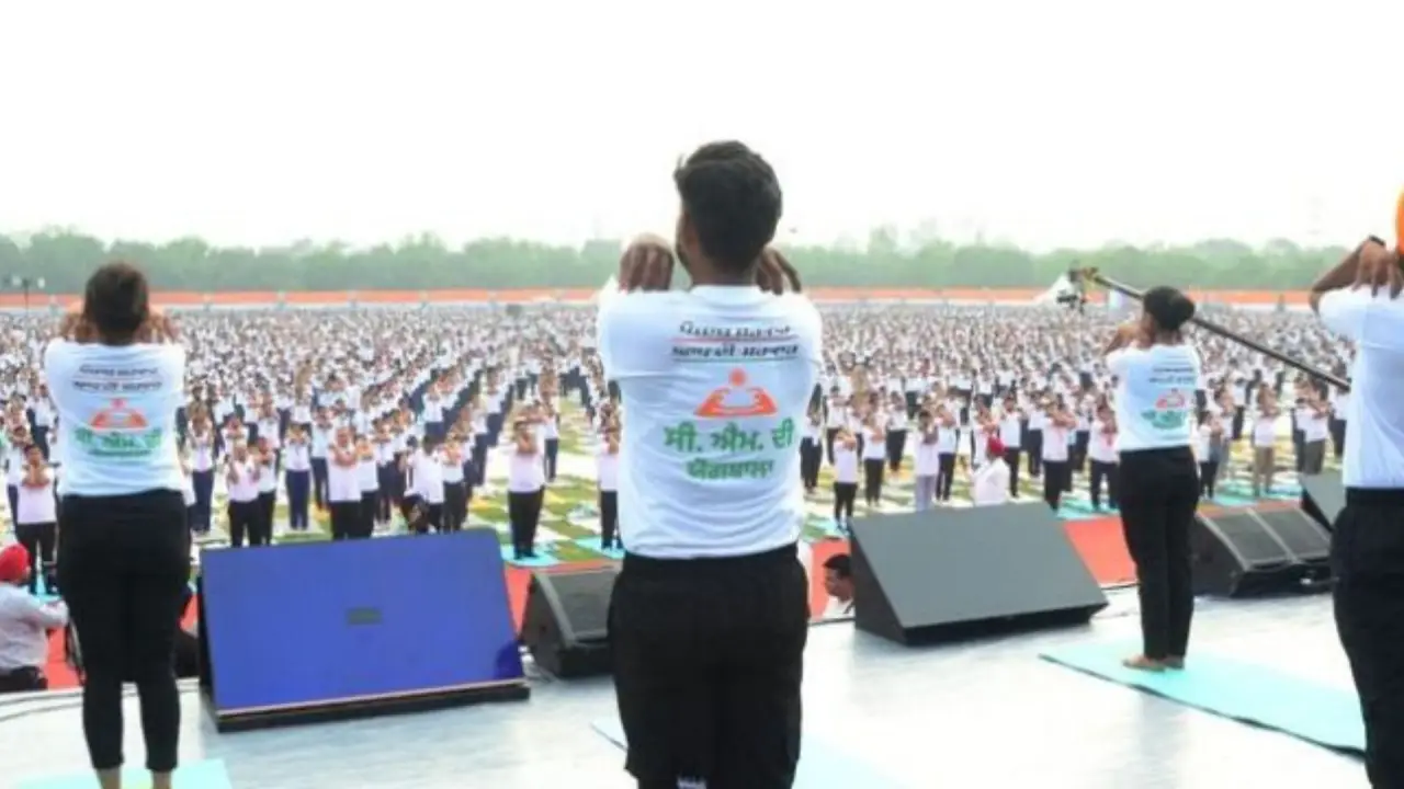 पंजाब: 'सीएम दी योगशाला' ने रचा इतिहास; 2 लाख लोग रोज़ाना कर रहे मुफ़्त योग, 4,500 से ज़्यादा कक्षाएं जा2,600+ युवाओं को मिला रोज़गार 12 पंजाब: 'सीएम दी योगशाला' ने रचा इतिहास; 2 लाख लोग रोज़ाना कर रहे मुफ़्त योग, 4,500 से ज़्यादा कक्षाएं जा2,600+ युवाओं को मिला रोज़गार