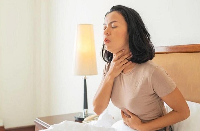 सुबह सूखा गला होता है? जानें इसके कारण और कैसे रखें गले को आरामदायक