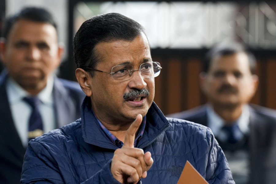 जहरीली हवा को लेकर दिल्ली सरकार पर भड़के अरविंद केजरीवाल, बोले “समाधान के बजाय टैक्स वसूली में लगी सरकारें”