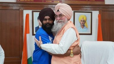 पंजाब विधानसभा अध्यक्ष कुलतार सिंह संधवां ने अंतर्राष्ट्रीय पावर स्लैप विजेता जुझार सिंह को सम्मानित किया