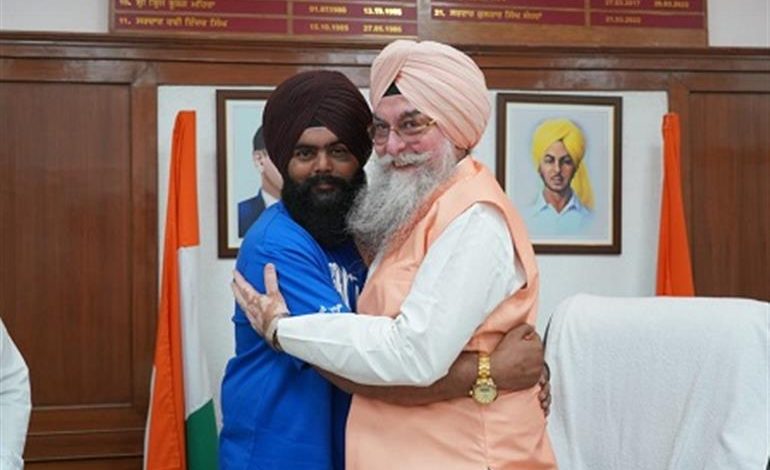 पंजाब विधानसभा अध्यक्ष कुलतार सिंह संधवां ने अंतर्राष्ट्रीय पावर स्लैप विजेता जुझार सिंह को सम्मानित किया