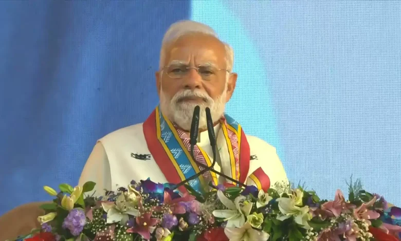 संविधान दिवस के अवसर पर, प्रधानमंत्री ने भारत के संविधान निर्माताओं को श्रद्धांजलि अर्पित की