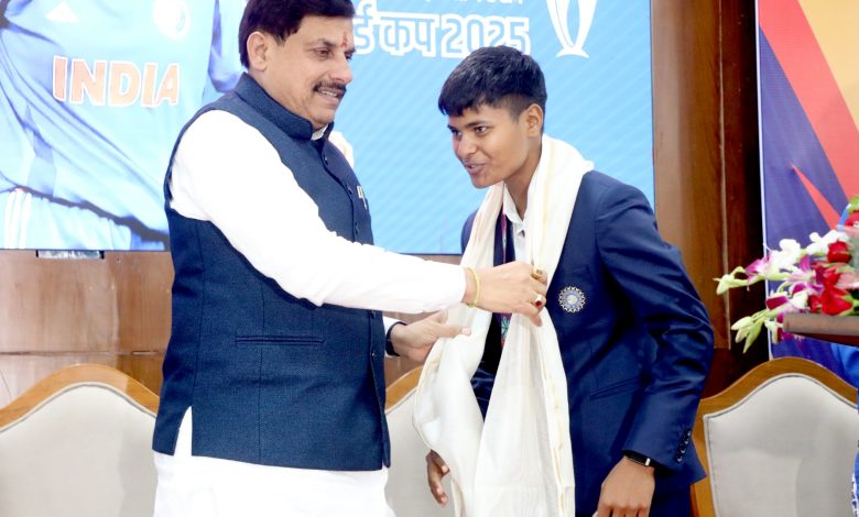 वर्ल्ड कप विजेता क्रिकेटर क्रांति गौड़ का सीएम मोहन यादव ने किया सम्मान, छतरपुर में बनेगा नया स्टेडियम