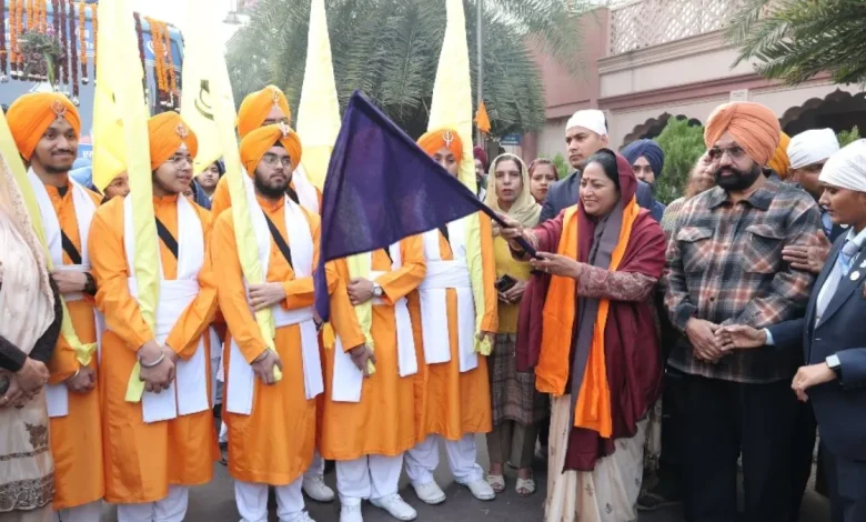 दिल्ली की CM रेखा गुप्ता ने दिखाई हरी झंडी, सीसगंज साहिब से रवाना हुआ 'हिंद की चादर' पवित्र झंडा जुलूस