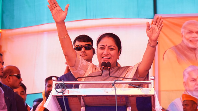 बिहार चुनाव: दिल्ली की सीएम रेखा गुप्ता का औरंगाबाद में रोड शो, एनडीए प्रत्याशी के लिए मांगा वोट