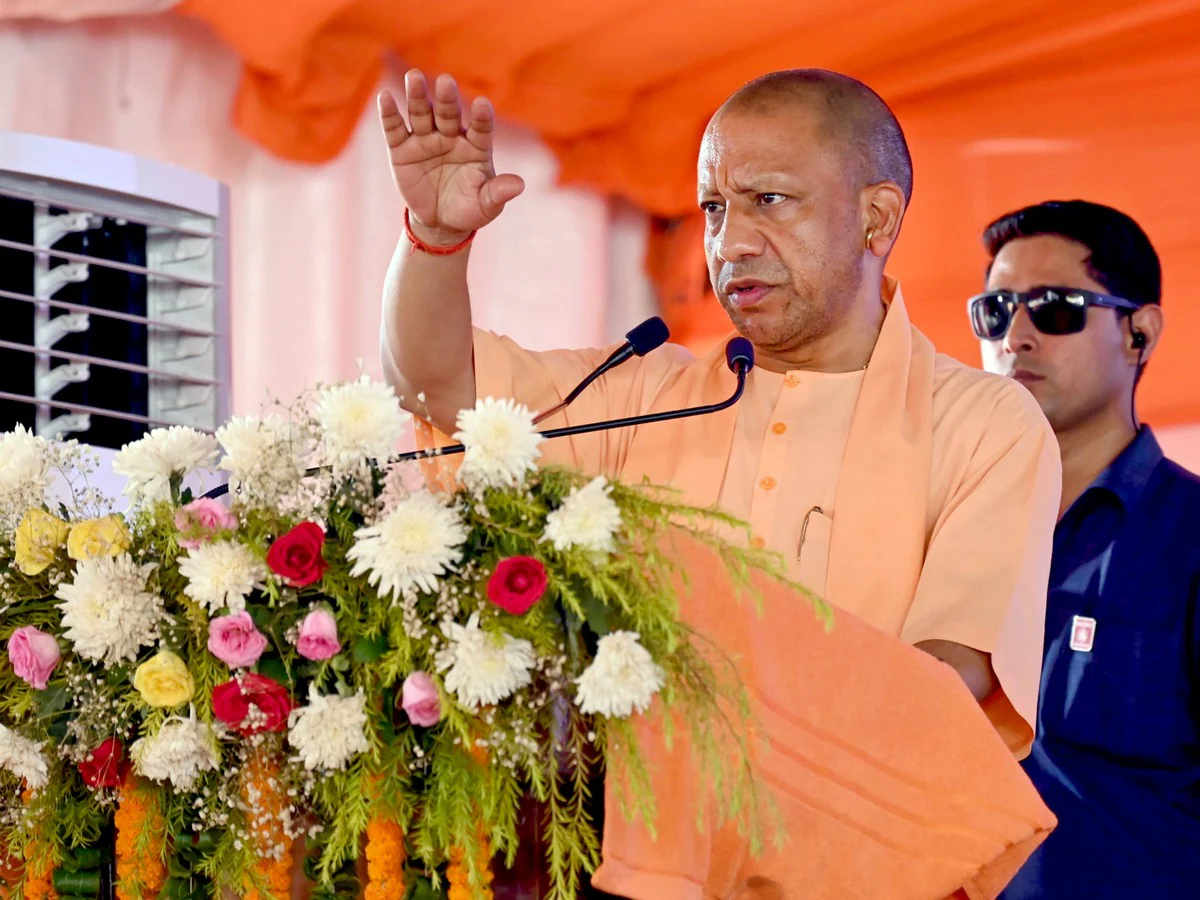 सीएम योगी आदित्यनाथ ने बाराबंकी में किया विकास परियोजनाओं का लोकार्पण, वंदे मातरम विरोधियों को किया चेतावनी 12 सीएम योगी आदित्यनाथ ने बाराबंकी में किया विकास परियोजनाओं का लोकार्पण, वंदे मातरम विरोधियों को किया चेतावनी