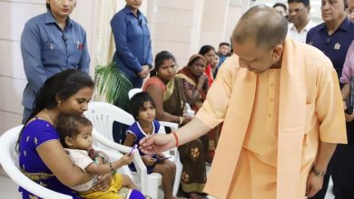 जनता दर्शन: फरियादियों से मिले मुख्यमंत्री योगी, अफसरों को दिए सख्त निर्देश- “समय पर समाधान कर फीडबैक लें”