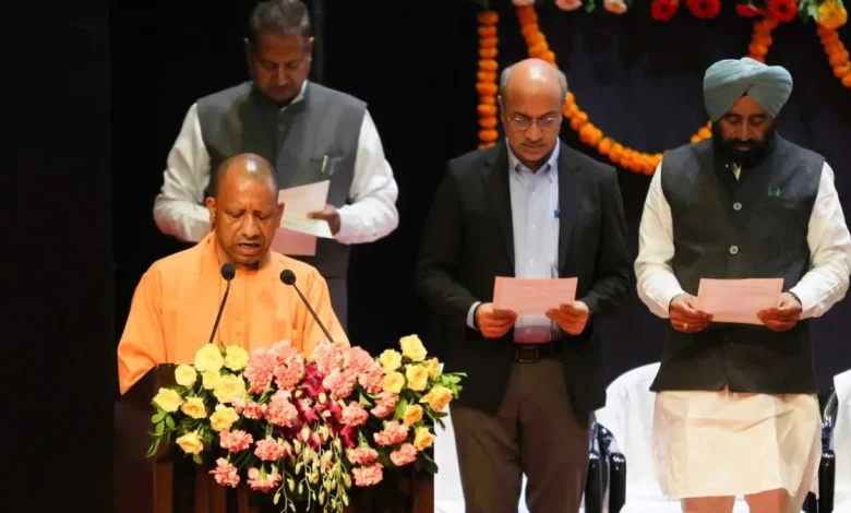 संविधान दिवस 2025: सशपथ पाठन के बाद CM योगी आदित्यनाथ बोले- हमारा संविधान विश्व का सबसे बड़ा, विविधता को एकता में पिरोने वाला