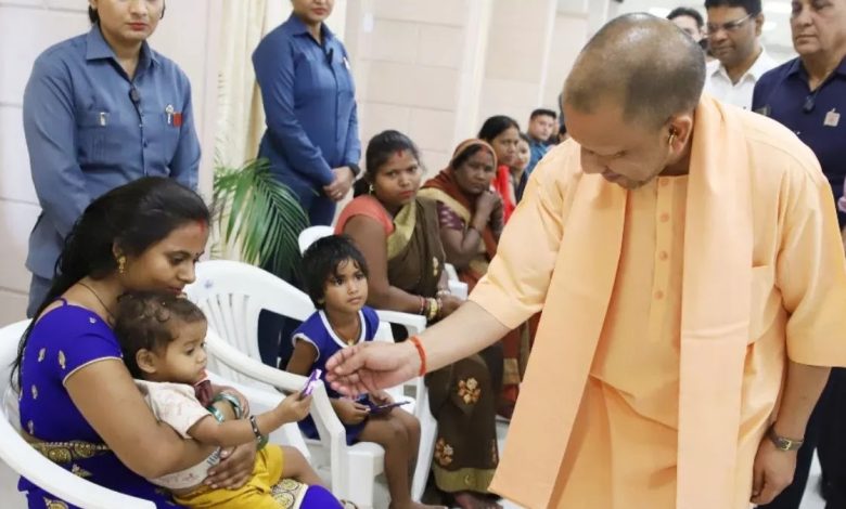 जनता दर्शन: फरियादियों से मिले मुख्यमंत्री योगी, अफसरों को दिए सख्त निर्देश- “समय पर समाधान कर फीडबैक लें”