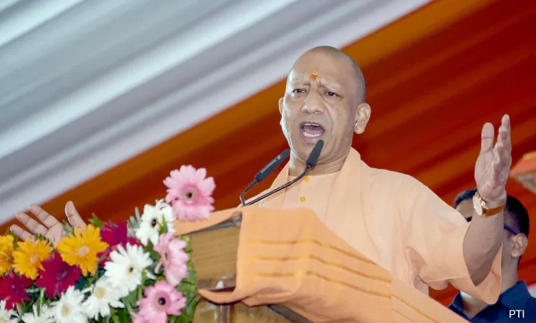 बिहार चुनाव 2025: मोतिहारी में सीएम योगी का विपक्ष पर हमला, लालटेन नहीं LED लाइट में चमकेगा बिहार