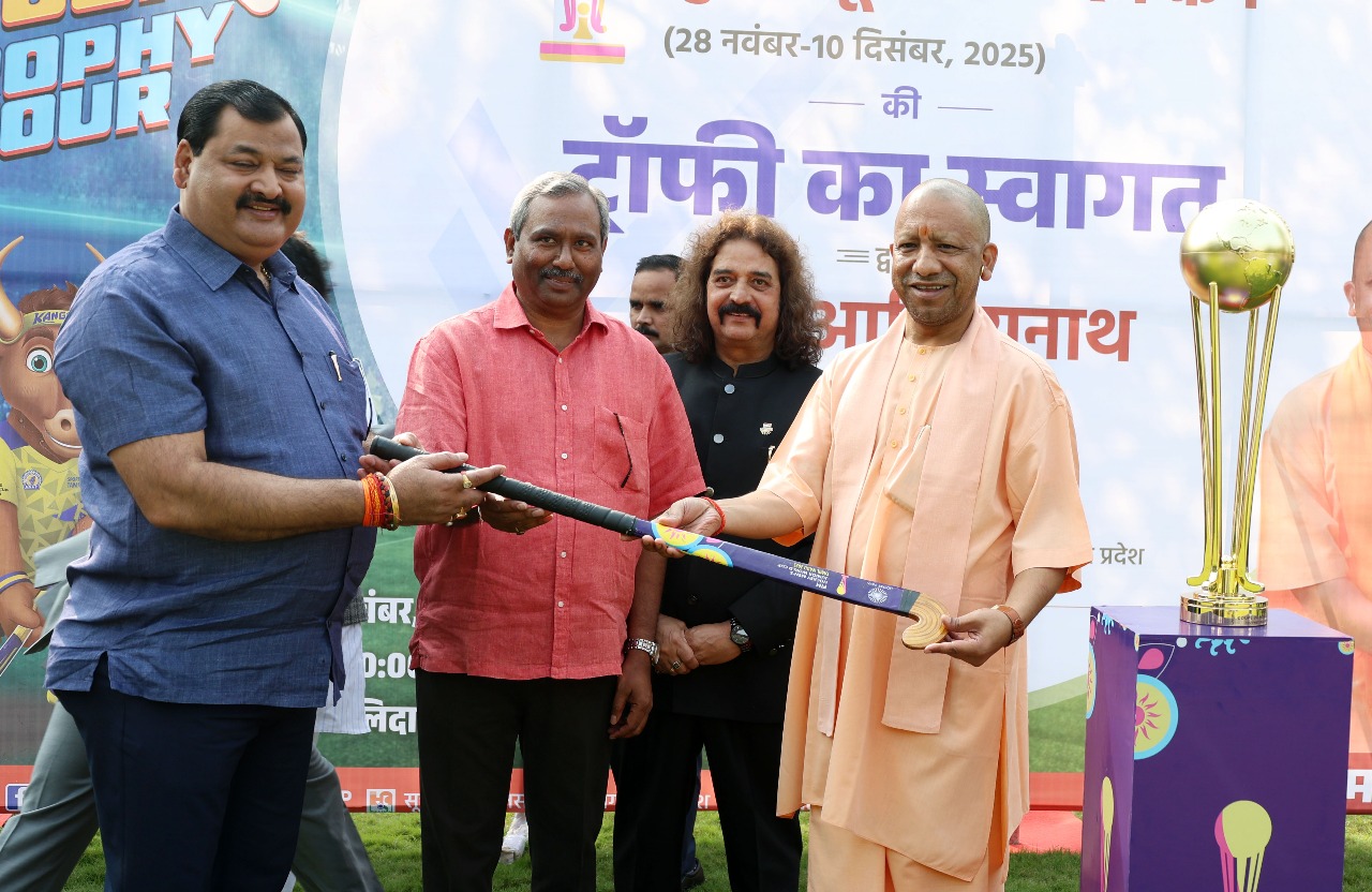 लखनऊ में विश्वकप ट्रॉफी का भव्य स्वागत, सीएम योगी बोले- ‘ये स्वर्णिम इतिहास का स्मरण कराने वाला क्षण’