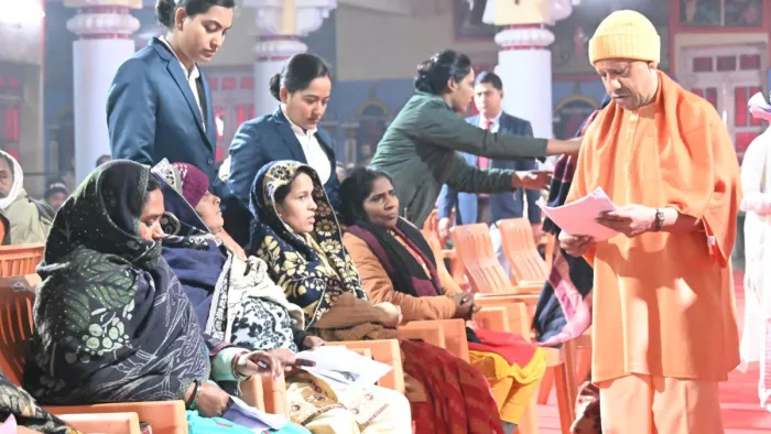 मुख्यमंत्री योगी आदित्यनाथ ने जनता दर्शन में दिए निर्देश: विदेश भेजने के नाम पर धोखाधड़ी करने वालों पर होगी सख्त कार्रवाई