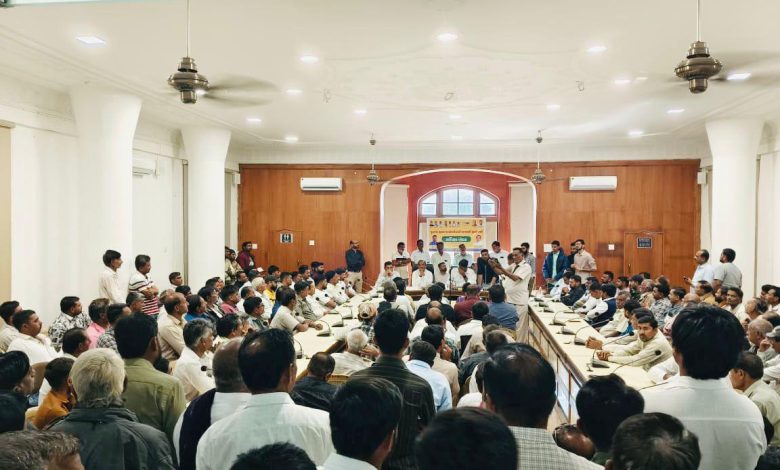 गोपाल इटालिया और मनोज सोरठिया ने जेल से रिहा हुए AAP नेताओं राजुभाई बोरखतरिया, पियुष परमार और महेशभाई कोटडिया का सम्मान किया