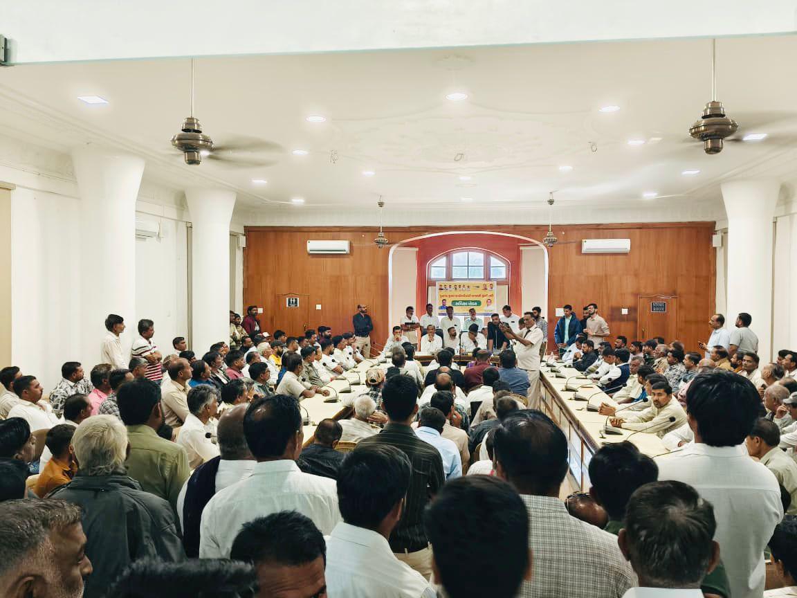 गोपाल इटालिया और मनोज सोरठिया ने जेल से रिहा हुए AAP नेताओं राजुभाई बोरखतरिया, पियुष परमार और महेशभाई कोटडिया का सम्मान किया