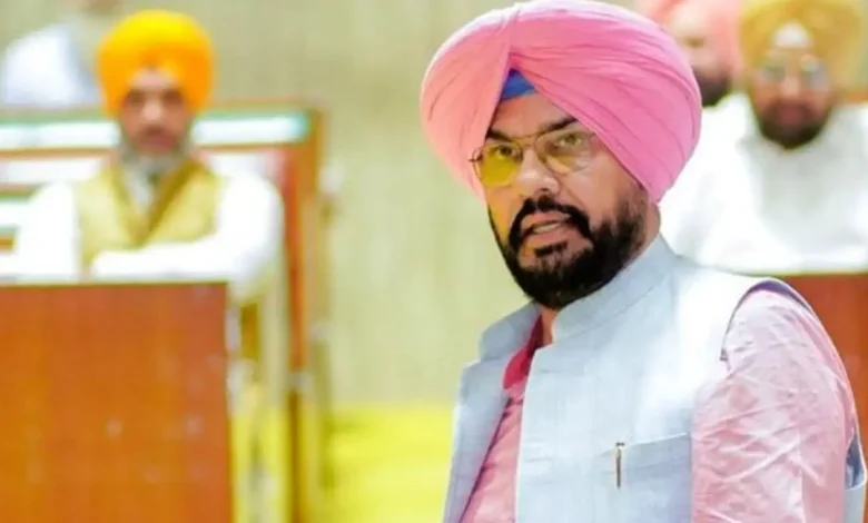 आम आदमी पार्टी के विधायक खुद ज़मीनी स्तर पर जाकर बनवा रहे है 68 करोड़ की लागत से 40 किमी लम्बी सड़क, 70 गांवों को मिलेगा सीधा फायदा