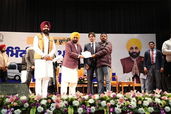 मुख्यमंत्री भगवंत सिंह मान ने 'रोजगार क्रांति योजना' के तहत 505 मिनीबस परमिट युवाओं को सौंपे