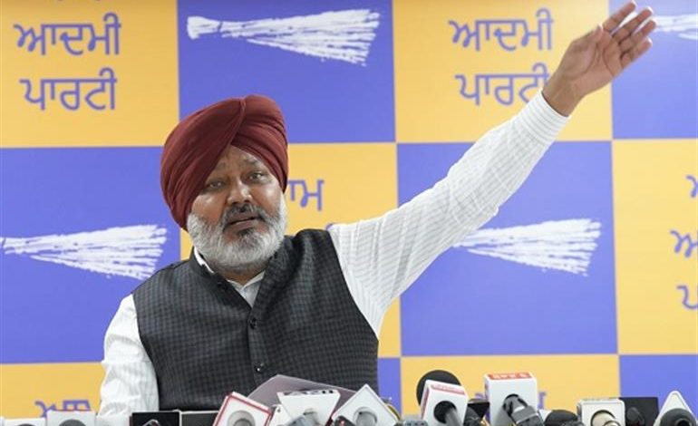 हरपाल सिंह चीमा; 'कैप्टन-बादल गठजोड़' पंजाब को लूटने के लिए 20 साल का 'मैच फिक्सिंग' सौदा