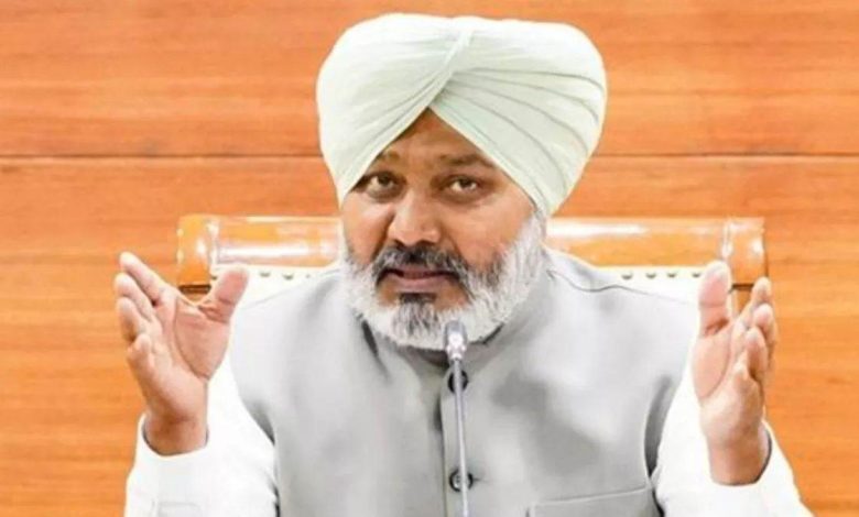 वित्त मंत्री हरपाल सिंह चीमा ने कांग्रेस और भाजपा आलाकमान को भ्रष्टाचार के आरोपों का जवाब देने की चुनौती दी