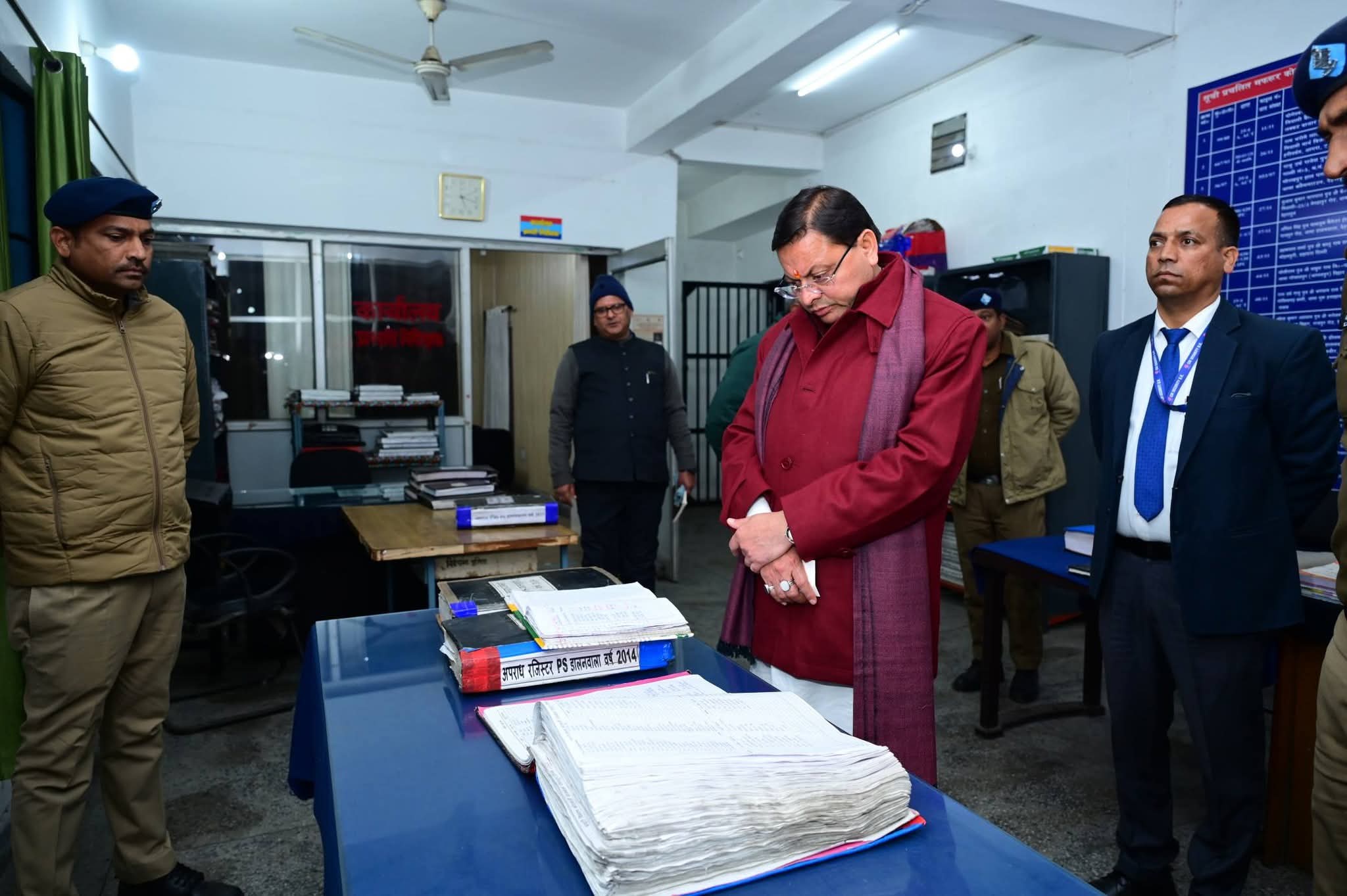 मुख्यमंत्री पुष्कर सिंह धामी ने डालनवाला थाने का औचक निरीक्षण, नदारद SHO को लाइन हाजिर किया 12 मुख्यमंत्री पुष्कर सिंह धामी ने डालनवाला थाने का औचक निरीक्षण, नदारद SHO को लाइन हाजिर किया