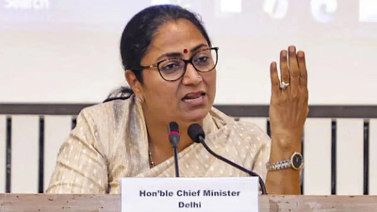 दिल्ली में भ्रष्टाचार पर सख्त कार्रवाई, तहसीलदार और सब-रजिस्ट्रार सस्पेंड