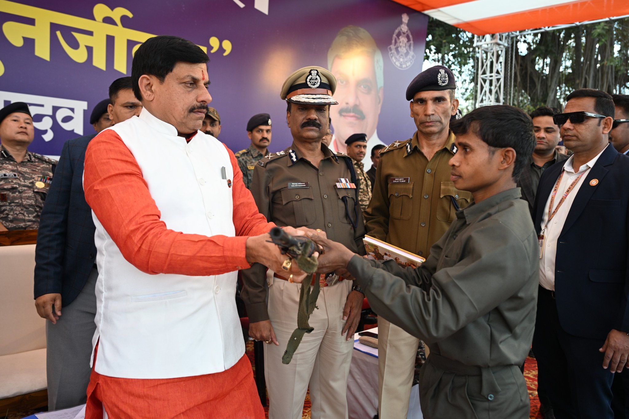 बालाघाट में अंतिम दो नक्सलियों का आत्मसमर्पण, मध्य प्रदेश नक्सल मुक्त घोषित, मुख्यमंत्री डॉ. मोहन यादव ने दी बधाई 12 बालाघाट में अंतिम दो नक्सलियों का आत्मसमर्पण, मध्य प्रदेश नक्सल मुक्त घोषित, मुख्यमंत्री डॉ. मोहन यादव ने दी बधाई