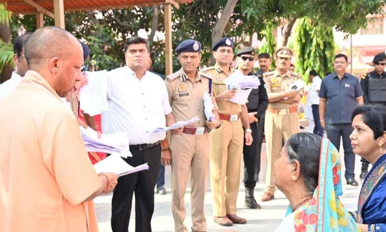 गरीबों को उजाड़ने वाले कतई न बख्शे जाएंगे…’ जनता दर्शन में CM योगी आदित्यनाथ का सख्त निर्देश