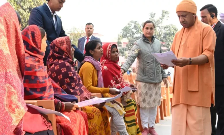 गोरखपुर में जनता दर्शन: मुख्यमंत्री योगी आदित्यनाथ ने 200 लोगों की समस्याएं सुनी, कहा – 'हर समस्या का समाधान होगा'