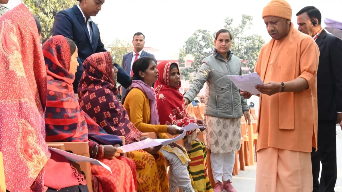 गोरखपुर में जनता दर्शन: मुख्यमंत्री योगी आदित्यनाथ ने 200 लोगों की समस्याएं सुनी, कहा – 'हर समस्या का समाधान होगा' 12 गोरखपुर में जनता दर्शन: मुख्यमंत्री योगी आदित्यनाथ ने 200 लोगों की समस्याएं सुनी, कहा – 'हर समस्या का समाधान होगा'