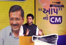 आगामी महानगरपालिका चुनाव को लेकर AAP नेता इसुदान गढ़वी के नेतृत्व में सूरत में समीक्षा बैठक आयोजित