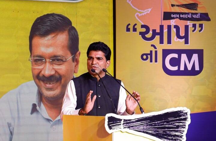 आगामी महानगरपालिका चुनाव को लेकर AAP नेता इसुदान गढ़वी के नेतृत्व में सूरत में समीक्षा बैठक आयोजित