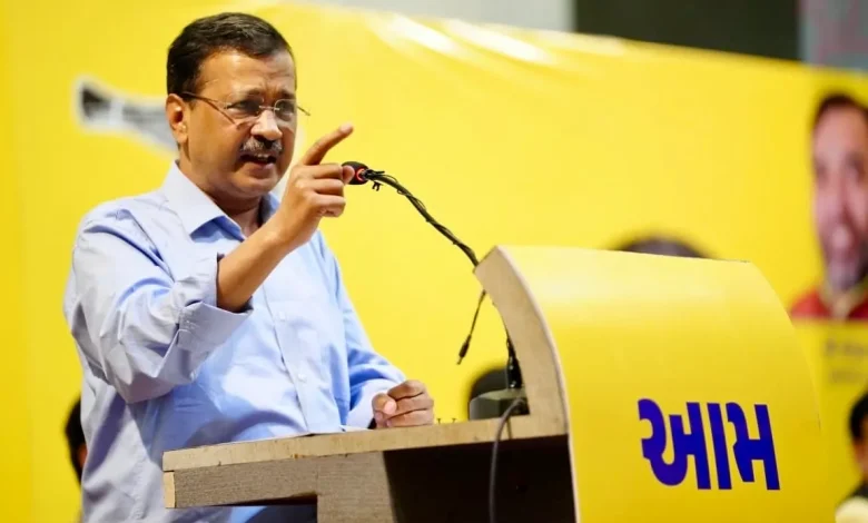 इटालिया पर हमले के बाद अरविंद केजरीवाल अचानक गुजरात पहुंचे, किसानों और कार्यकर्ताओं से मुलाकात